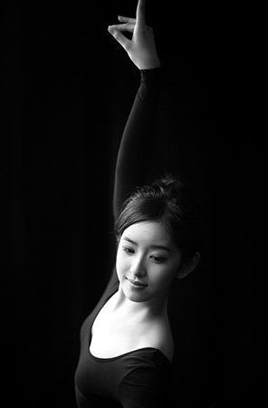 章泽天早年黑白芭蕾舞旧照曝光 网友:差点没认出来