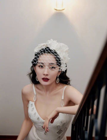 肤白唇红！35岁杨幂穿吊带开衩白裙身材凹凸有致