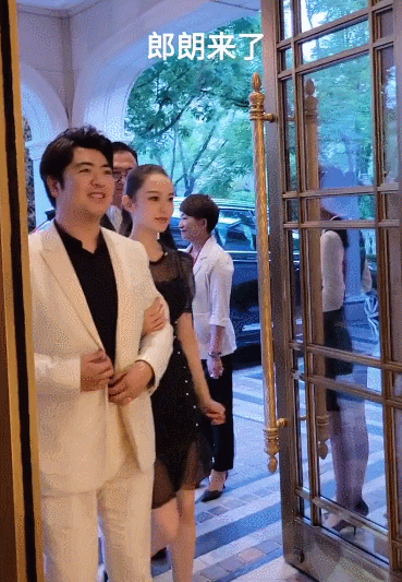 郎朗吉娜合体参加钢琴演出 两人十指相扣满眼爱意