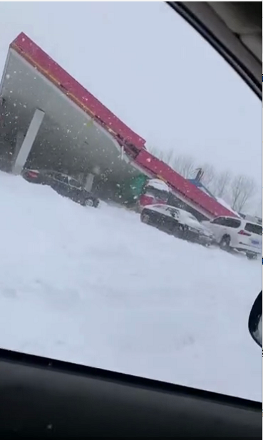 辽宁沈阳遭遇大雪 一加油站倒塌货车被埋
