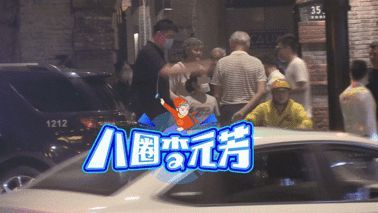 姚明一家外出被偶遇 10岁女儿身高到爸爸胸部