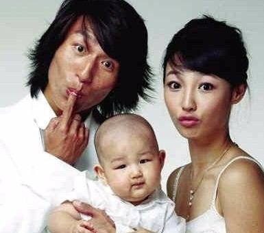 白百何抱婴儿逛街被疑生二胎 轻抚后背显母爱