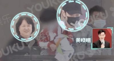黄晓明带儿子商场游玩 小海绵被爸爸抱着很是乖巧