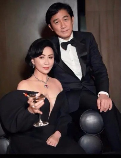 56岁刘嘉玲庆生现场照曝光 梁朝伟站C位笑容腼腆