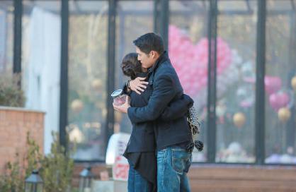 王子文吴永恩认爱后合体走红毯 牵手挽腰如连体婴