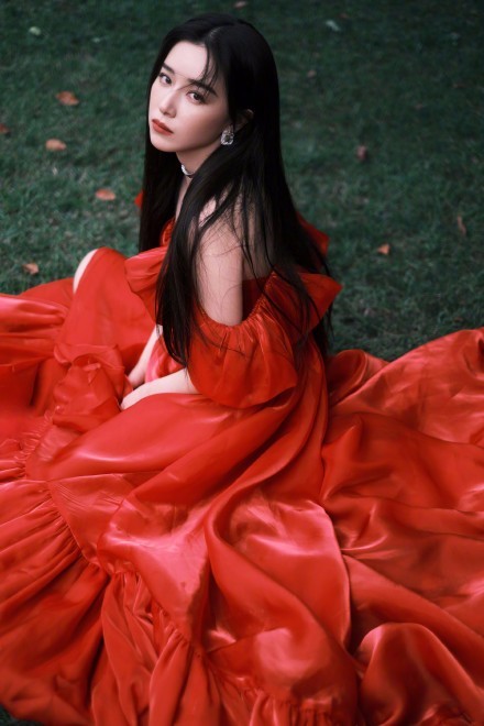 红裙飘飘！阚清子复古长裙优雅迷人
