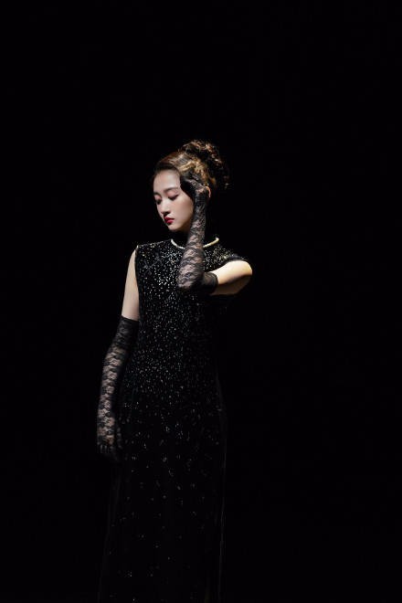 24岁关晓彤穿黑色旗袍秀身材 前凸后翘曲线迷人