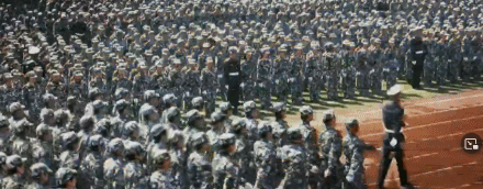 《明日之战》用了个中国学生军训的画面？