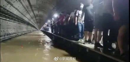 暴雨亲历者口述：最恐怖的不是水而是空气越来越少