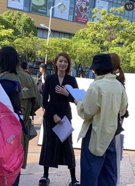 太瘦?高圆圆被偶遇双手青筋凸起 拍戏时仍带着婚戒