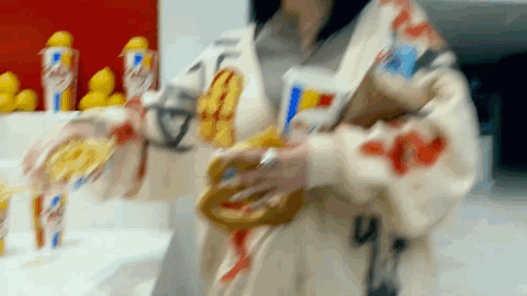 脱掉大码装的碧梨身穿性感内衣拍大片竟酷似寡姐