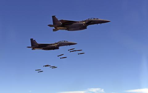 资料图：韩军F-15K战机进行投弹演练