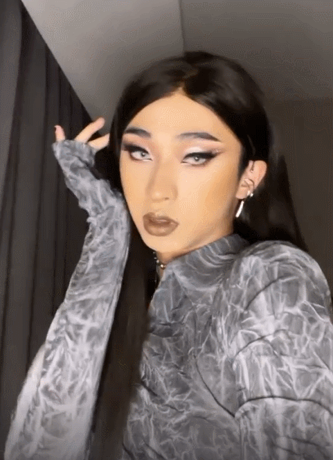 伊能静儿子再扮女装 浓妆艳抹比兰花指还抛媚眼
