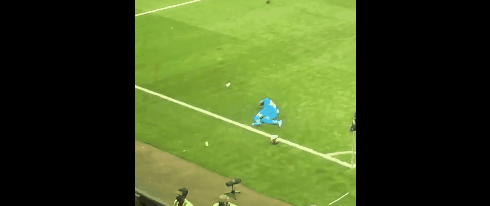 场外扔水瓶，法甲球员与球迷爆发冲突 