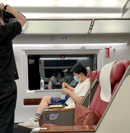 郭麒麟坐高铁被偶遇 吃零食看手机打扮接地气