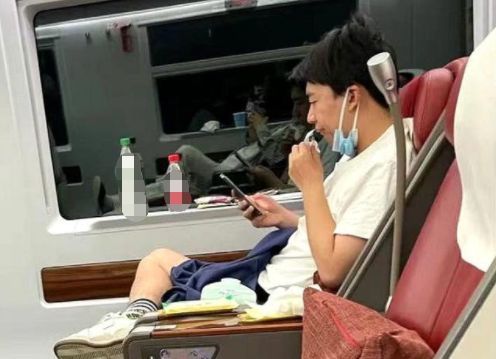 郭麒麟坐高铁被偶遇 吃零食看手机打扮接地气