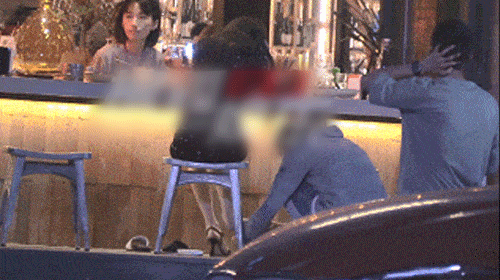 40岁李小璐穿短裙拍视频 助理为其换鞋遭网友质疑