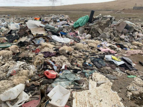 （2021年6月11日，从拉萨方向出发前往西宁的旅行者，在青藏公路五道梁地段附近拍到的巨大露天垃圾带。）