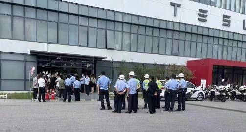 “六连涨”后首次降价，最高降3.7万元，特斯拉降价引发老车主维权