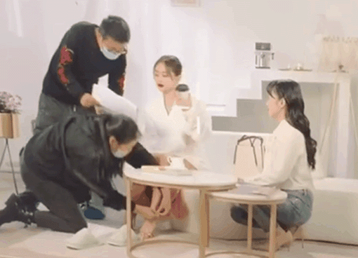 好大架子！王子文拍广告 女助理趴下跪着为她穿鞋