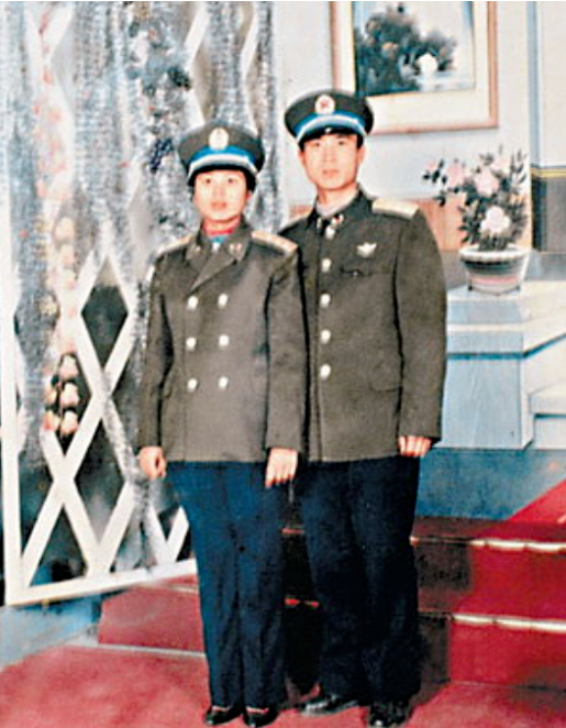 看惯了穿航天服的航天员，想看看穿军装的他们吗？