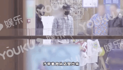 黄晓明带儿子商场游玩 小海绵被爸爸抱着很是乖巧