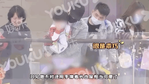 黄晓明带儿子商场游玩 小海绵被爸爸抱着很是乖巧