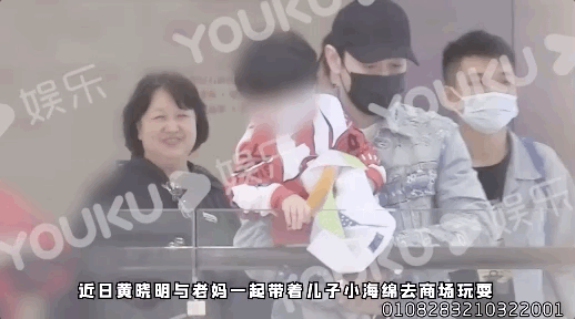 黄晓明带儿子商场游玩 小海绵被爸爸抱着很是乖巧