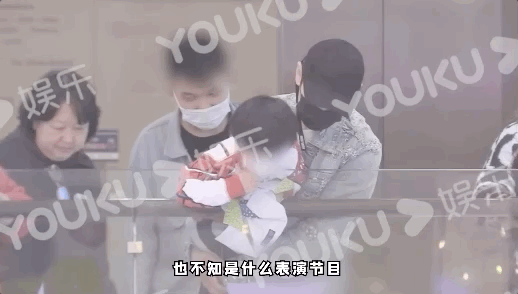 黄晓明带儿子商场游玩 小海绵被爸爸抱着很是乖巧