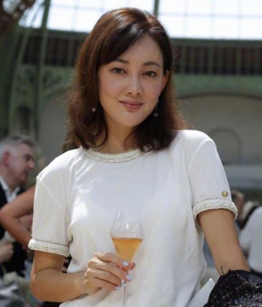 47岁牛莉戴皇冠扭腰热舞 穿蕾丝背心性感十足