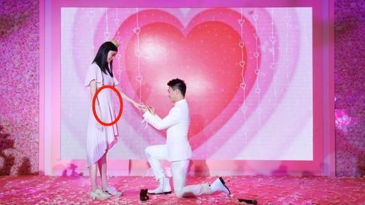 奚梦瑶深夜被何猷君咬伤，放弃事业嫁豪门的她咋样了？