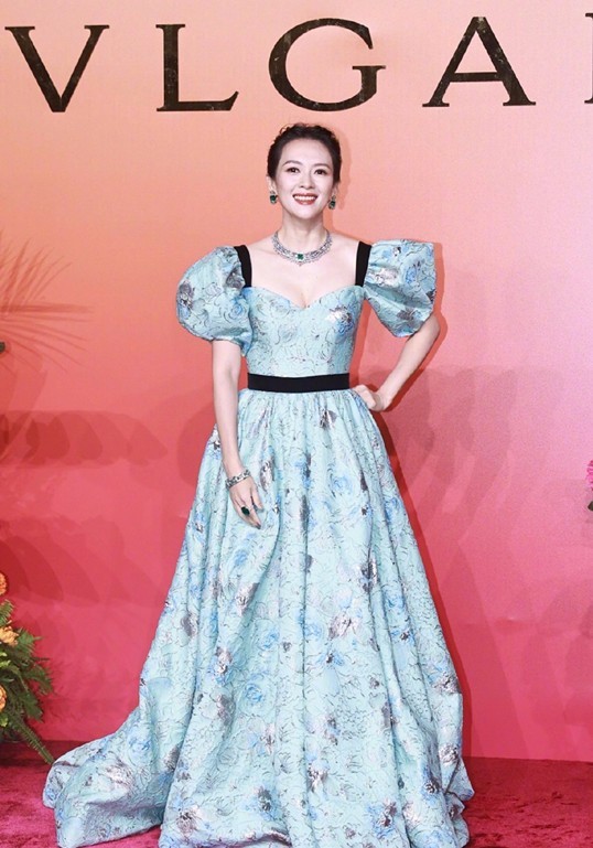 章子怡珠宝写真端庄矜贵 蓝色碎花礼服添彩