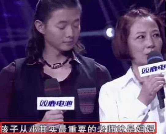 不懂了！霍尊和妈妈互喂食物脸趴在大腿上太亲密