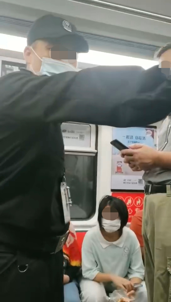 深圳地铁保安要求乘客给外国人让座？涉事公司道歉