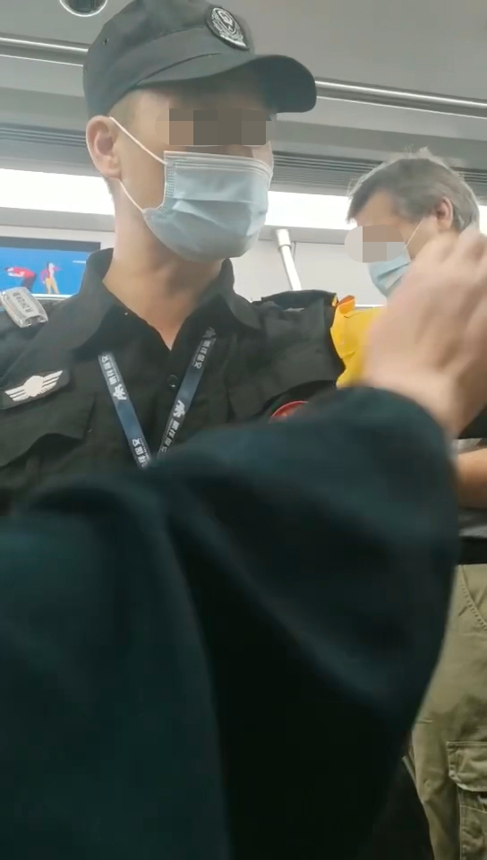 深圳地铁保安要求乘客给外国人让座？涉事公司道歉