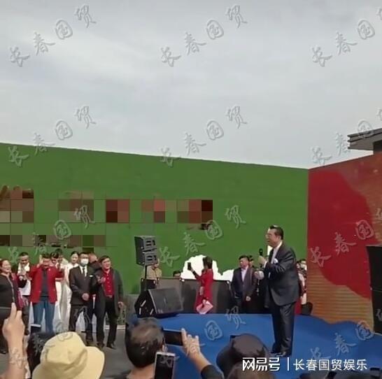 82岁李双江现身商演 舞台简陋寒酸仍卖力捞金