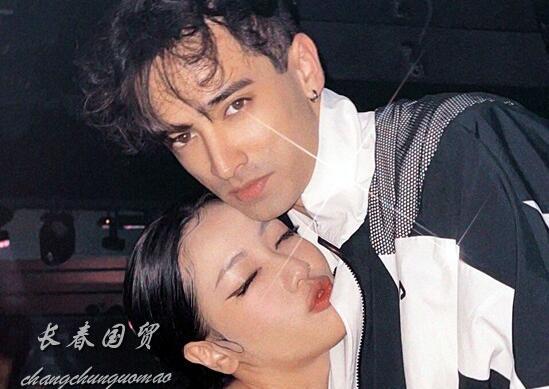韦唯27岁大儿子近照曝光 与女友举止亲密大撒狗粮