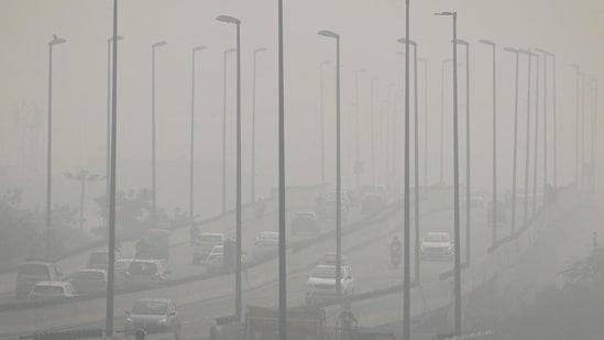 印度新德里空气污染严重 政府采取限行措施