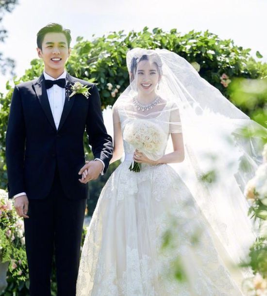 张若昀唐艺昕低调庆结婚两周年 美食配红酒超浪漫