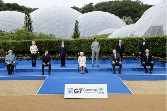 英国女王出现在G7领导人峰会C位，部分领导人“罚站”