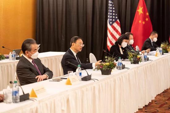 3月18日，杨洁篪与国务委员兼外长王毅在安克雷奇参加中美高层战略对话