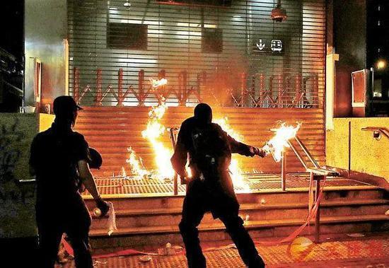 香港“黑暴”分子街头放火。图源：《文汇报》