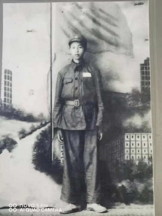 1952年的吴雄奎烈士。吴雄奎烈士牺牲后，这张照片经人转交给吴雄奎的弟弟。