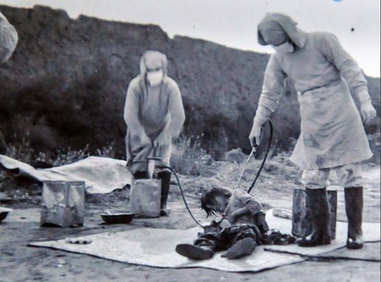  侵华日军“731”部队档案证实，细菌战是日军侵略扩张的重大战略之一。这是翻拍的伪满洲国民生部保健司派员参加1940年11月吉林省农安县鼠疫“防疫”活动照片。