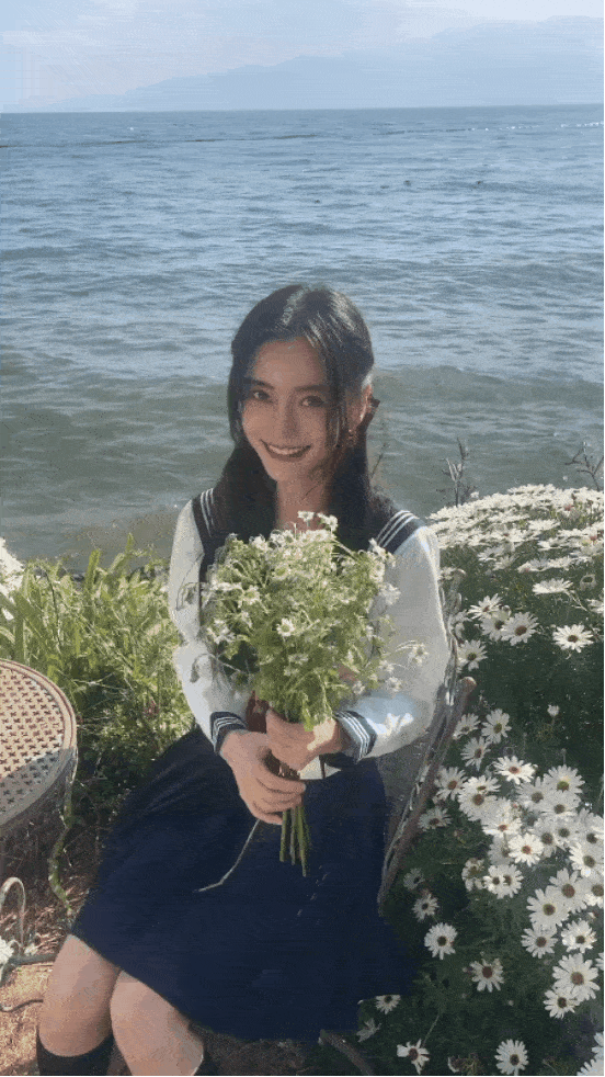 33岁baby穿水手服捧花扮嫩 咧嘴笑俏皮可爱