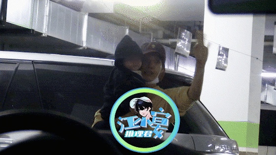 白百何抱婴儿逛街被疑生二胎 轻抚后背显母爱