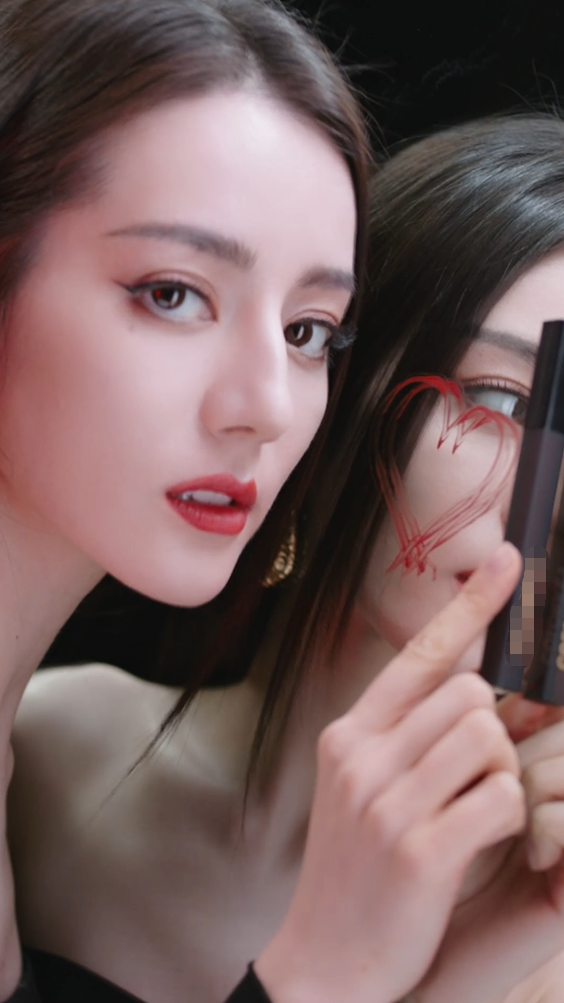 迪丽热巴穿吊带裙秀事业线 手臂肌肉线条惹人羡