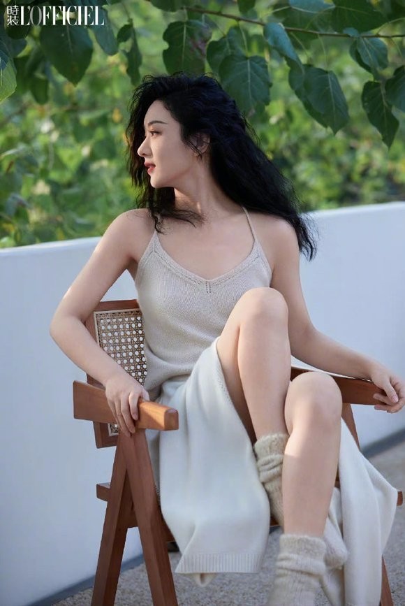 赵丽颖溯秋见林氛围感大片