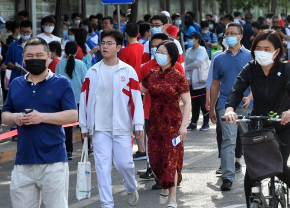 6月7日7时许，中国人民大学附属中学朝阳学校，家长穿上旗袍送考。