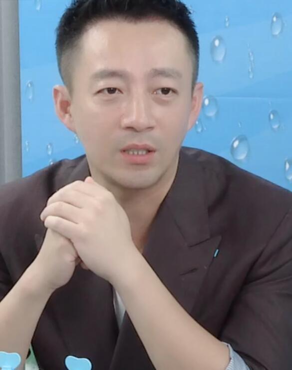 汪小菲传婚变后直播卖货 不提老婆大S 提到儿女泪目